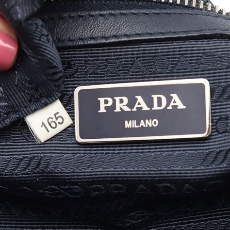 bolsa prada falsa|Cómo detectar un bolso Prada falso .